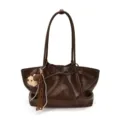 Dunkelbraune Leder-Tragetasche, elegante Schultertasche mit Schleife und süßem Bärenanhänger. - Mit Anhänger / Braun