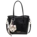 Stilvolle Damen schwarze Leder Beuteltasche mit süßem Bären Anhänger, modische Umhängetasche. - Mit Anhänger / Schwarz