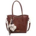 Braune Damen Umhängetasche, stilvolle Shopper Handtasche mit süßem Bären Anhänger Accessoire. - Mit Anhänger / Braun