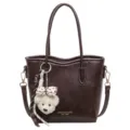 Elegante braune Damen Handtasche aus Kunstleder mit niedlichem Hundebringer fuer Alltag. - Mit Anhänger / Kaffeebraun