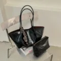 Schwarze Shopper Tasche aus Ölwachsleder mit passender Kosmetiktasche und Schal Anhänger. - Mit Anhänger Seidenschal / Schwarz