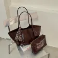 Vintage Ölwachs Leder Shopper Tasche für Damen mit Schal und Kosmetiktasche, großes Volumen. - Mit Anhänger Seidenschal / Kaffeebraun