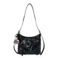Schwarze glänzende Leder-Umhängetasche mit Puppen-Anhänger, schicke Retro-Crossbody-Tasche. - Mit Anhänger / Schwarz