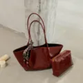 Vintage Wachsleder Tote Bag für Damen große Kapazität Schultertasche mit schickem Schal. - Mit Anhänger Seidenschal / Braun