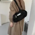 Schwarze Canvas Schultertasche mit Punkten, lässige grosse Pendler Tasche mit kleinen Beutel. - Schwarzer Polka Dot