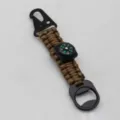 Vista dettagliata del portachiavi in paracord tattico con robusto moschettone nero e bussola. - Marrone