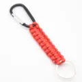 Llavero de paracord rojo con mosquetón negro y anillo de metal para uso al aire libre. - Rojo