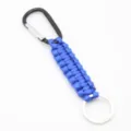 Llavero de paracaídas azul con mosquetón negro y anillo metálico para uso en exterior. - Azul Zafiro