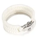 Nahaufnahme eines weißen Paracord Überlebensarmbands mit stabiler U-Shackle-Metallschließe. - Weiß