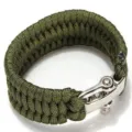 Detailansicht des militärgrünen Paracord Überlebensarmbands mit silbernem Metallschäkel. - Grün