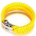 Nahaufnahme des gelben Paracord-Armbands mit robuster silberner U-foermiger Metallschliesse. - Gelb