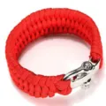 Nahaufnahme des strapazierfähigen roten Fallschirmseil-Armbands mit robustem Zinklegierungs-Schäckel. - Rot