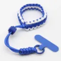 Detail van het blauw-witte paracord telefoonnkoord met verstelbare gesp en tab. - Wit + Blauw