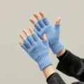 Hellblaue gestrickte fingerlose Handschuhe fuer den Winter im Freien und Radfahren. - Einheitsgröße / Blau