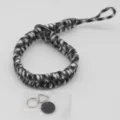 Vista dettagliata della cinghia da polso per fotocamera intrecciata con anelli metallici. - Mimetico Bianco e Nero