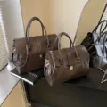 Dark brown vintage leather handbag for women, elegant old money style briefcase and tote. - L / Coffee