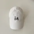 Detailansicht der Kinder-Baseballkappe, weicher weißer Baumwollstoff mit Stickerei. - Kinder 50-54cm / Weiß
