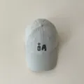 Detaillierte Draufsicht auf hellgraue Kinder Baseballkappe mit feiner Frontstickerei. - Kinder 50-54cm / Blau