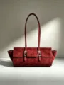 Elegante bordeauxrote Wildleder East-West Umhängetasche, Vintage Baguette Tasche. - 30*24.5*9.5 / Rot