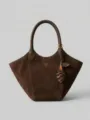 Braune Wildleder Tote Bag, stilvolle geflügelte Handtasche mit Zapfenanhänger, große Tasche. - Kaffeebraun