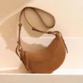 Elegante braune Halbmond Umhängetasche für Damen, stilvolle Schultertasche mit verstellbarem Riemen. - 27*7.5*16 / Karamellbraun