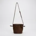 Braune Umhängetasche aus echtem Leder mit verstellbarem Riemen und schickem Kordelzug-Design. - Dunkelbraun