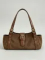 Braune Wildleder Umhängetasche für Damen, elegante Büro Kissen Handtasche mit Schnallen. - Karamellbraun