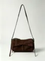 Dunkelbraune Wildleder Umhängetasche, elegante Damen Freizeittasche mit modischem Klappendesign. - 25*13.5*10cm / Dunkelbraun