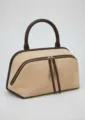 Beige Veloursleder Boston Tasche mit dunkelbraunen Ledergriffen und Schulterriemen. - Gebrochenes Weiß