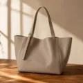 Elegante minimalistische Ledertasche mit Schultergurt, grosse Kapazitaet Alltagstasche. - Buchweizengrau