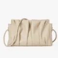 Beige Schultertasche aus Leder mit Raffung, stylische Wolkentasche mit Umhängegurt. - Milchtee-Farbe
