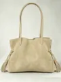 Modische beige Wildleder-Shopper Umhängetasche mit Doppelgriffen und dekorativen Quasten. - 45x28x15cm / Beige