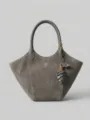 Graue Wildleder Tasche Damen, grosse Umhaengetasche mit Zapfen Anhaenger fuer Alltag. - Premium Grau