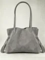Graue Wildleder Handtasche fur Damen, stilvolle minimalistische Schultertasche mit Fransen - 45x28x15cm / Hellgrau