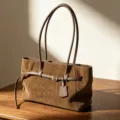 Braune Wildleder Tote Bag für Damen, Vintage Umhängetasche mit schmalen Henkeln und Schnalle. - 34*12*24 / Braun