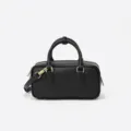 Schwarze Damen Leder Bowlingtasche, elegante Boston Handtasche mit praktischem Schultergurt. - Schwarz