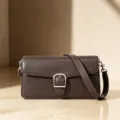 Dunkelbraune Ledertasche für Damen, minimalistische Umhängetasche mit Silberschnalle. - 31x14x15cm / Braun