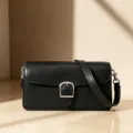 Schwarze Umhängetasche aus Leder für Damen, stilvolle Freizeittasche mit Metallschnalle. - 31x14x15cm / Schwarz