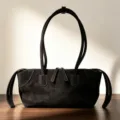 Schwarze Wildleder Umhängetasche für Damen, vintage minimalistische Pendler Tasche mit Griff. - 26*9*15cm / Schwarz