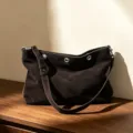 Dunkelbraune Wildleder Schultertasche Damen, stylische Nietenhobo Tasche fuer den Alltag. - 35*12*25 / Dunkles Taupe Kaffee