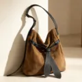 Modische braune Wildleder Umhängetasche für Damen, schicke Hobo Tasche mit Lederriemen. - Kamelbraun