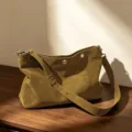 Olivgrüne Wildleder-Umhängetasche, stilvolle lässige Crossbody-Tasche mit Metallösen. - 35*12*25 / Moos Olive