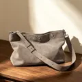 Graue Wildleder Umhängetasche mit Metallösen, minimalistisches Design stylische Damentasche. - 35*12*25 / Nebelsteingrau