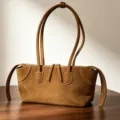 Elegante braune Wildleder Umhängetasche für Damen, stilvolle Retro Pendler Handtasche groß. - 26*9*15cm / Karamellbraun