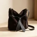 Braune Wildleder-Umhängetasche mit Gürtelknoten-Design, vielseitige Winter-Damentasche. - Pekannussbraun