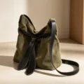 Schicke olivgrüne Wildleder-Umhängetasche für Damen, stilvoller Lederriemen-Knoten-Designer. - Moosgrün