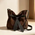 Schicke braune Wildleder-Umhängetasche für Damen mit eleganten schwarzen Lederriemen. - Sandelholzbraun