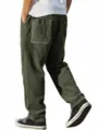 Vue détaillée du pantalon droit en velours côtelé pour homme avec poches arrière. - Vert Militaire