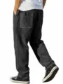 Détail de dos du pantalon droit en velours côtelé pour homme avec étiquette tissée. - Noir