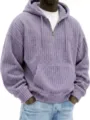 Dettaglio in primo piano della felpa con cappuccio in velluto a coste viola con mezza zip. - Viola